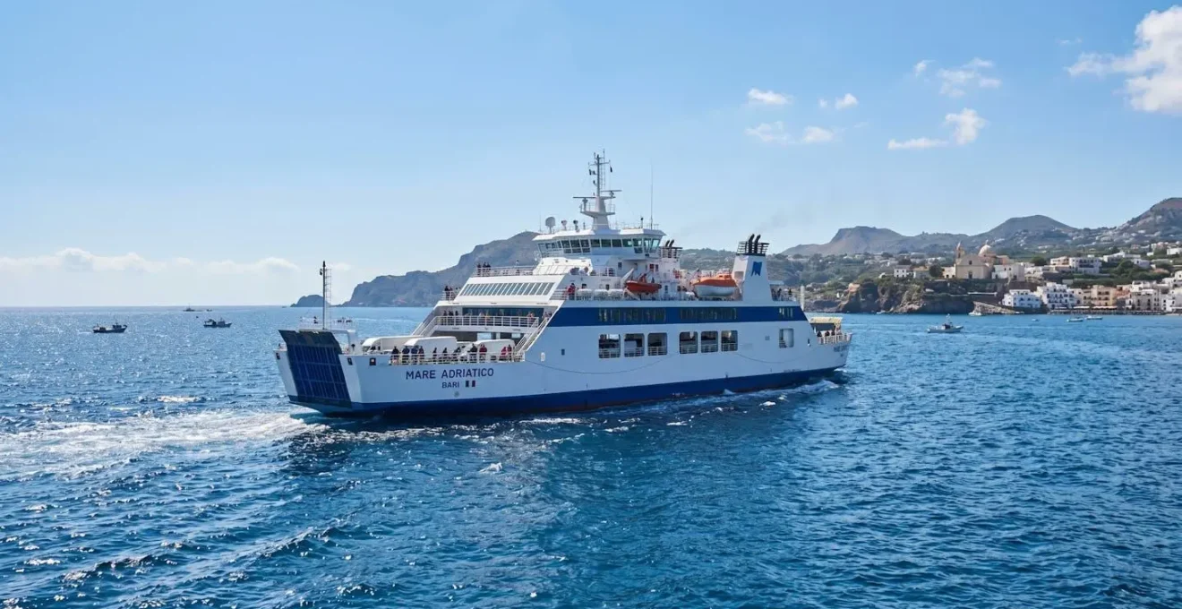 Traghetto Mega Express Corsica Ferries in navigazione sul Mar Mediterraneo verso la Sardegna in una giornata di sole
